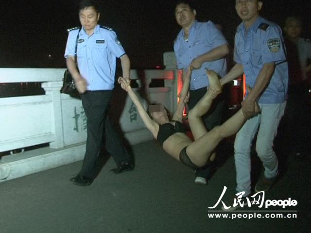 南京一女子脱衣跳河 警方三小时成功营救